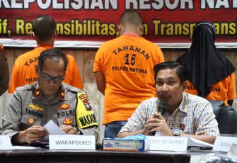 Kasat Reskrim Polres Natuna, Iptu Richie Putra, S.H., M.H. saat konferensi pers