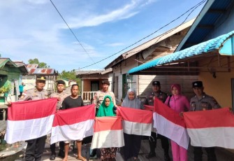 Kapolsek Bunguran Barat Ajak Masyarakat Kampung Nelayan di Sedanau Kibarkan Benderah Merah Putih