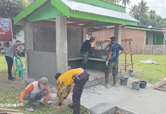 Satgas TMMD Ke-124 Kodim 0408/BS Bersama Warga Kerjakan Pemlesteran Poskamling