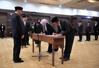 Menkop Budi Arie Setiadi saat melantik sebanyak delapan (8) pejabat tinggi pratama di lingkungan Kementerian Koperasi (Kemenkop) di Auditorium Kementerian Koperasi (Kemenkop), Senin (23/6).