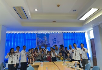 PT Pelni Cabang Bitung saat merayakan ulang tahun Pelni Ke-73 bersama Anak Yatim dan pengurus Panti Asuhan