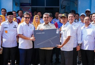 Menteri Kesehatan (Menkes) Budi Gunadi Sadikin menyoroti tidak stabilnya kondisi kelistrikan di Puskesmas Ngambut di Kabupaten Pesisir Barat, Lampung, saat melakukan kunjungan kerja, Rabu (8/5)