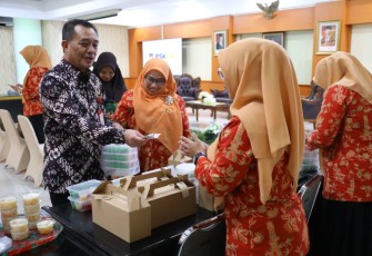 Dharma Wanita Persatuan (DWP) Badan Strategi Kebijakan Dalam Negeri (BSKDN) Kementerian Dalam Negeri (Kemendagri) menggelar bazar kuliner guna menyemarakan bulan Ramadan 1446 hijriah dan mendukung UMKM