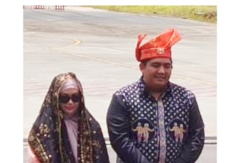 Bupati Bintan Roby Kurniawan S.P.W.K saat di sambut di terminal VVIP Bandara Raja Haji Fisabilillah Tanjung Pinang, Sabtu (01/03/2025)
