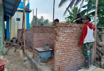 Anggota Satgas TMMD Ke-124 Kodim 0408/BS Mulai Pasang Batu Bata Untuk Tempat Wudhu Masjid 
