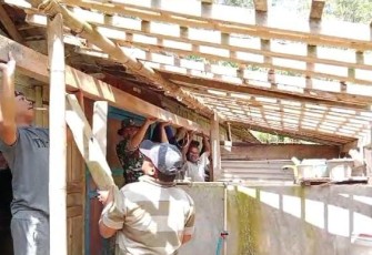 Babinsa Koramil 0801/11 Donorojo Gotong Royong Renovasi Rumah Warga