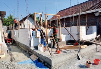 Babinsa Desa Sumbergandu Bantu Warga Bangun Rumah