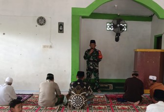 Satgas TMMD Ke-124 Kodim 0408/BS Lakukan Sholat Berjamaah Bersama Warga