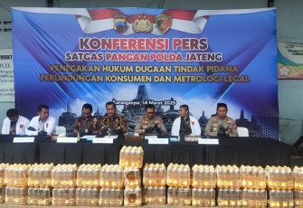 Konferensi pers Satgas Pangan Polda Jateng terkait penyitaan 89.856 botol minyak goreng MinyaKita tutup kuning, di lokasi PT KMR, wilayah Jaten, Kabupaten Karanganyar, Sabtu (14/3/2025)
