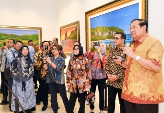 Kementerian Ekonomi Kreatif/Badan Ekonomi Kreatif (Kemenekraf) melakukan kunjungan kerja ke Cikeas Art Gallery milik Presiden ke-6 RI, Susilo Bambang Yudhoyono (SBY), yang berlokasi di Puri Cikeas, Kabupaten Bogor, Jawa Barat (14/5)