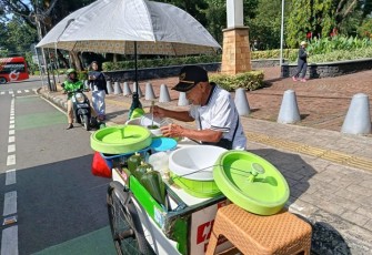  Pak Hernu, tukang es cincau yang telah mengabdikan 43 tahun hidupnya untuk menjajakan kesegaran di tengah hiruk-pikuk kota