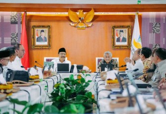Menteri Sosial Saifullah Yusuf, usai memimpin rapat pleno persiapan Sekolah Rakyat bersama sejumlah kementerian dan lembaga di Kantor Kementerian Sosial, Jakarta, Rabu (19/3/2025)