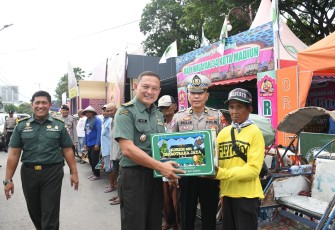 Kasrem 081/DSJ Letkol Inf Meina Helmi  menggelar aksi sosial dengan membagikan bingkisan lebaran