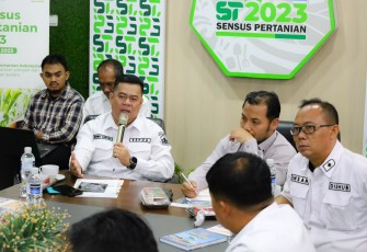 Sekretaris Daerah Kabupaten Bintan mendengarkan paparan Badan Pusat Statistik (BPS) Bintan guna membahas statistik perkembangan pariwisata dan perkembangan transportasi laut di Bintan