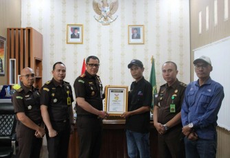 SMSI Kaur Anugerahi Kajari Sebagai Sahabat Pers