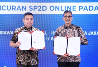 Sekretaris Jenderal (Sekjen) Kementerian Dalam Negeri (Kemendagri) Tomsi Tohir meneken nota kesepahaman dengan Pelaksana Tugas (Plt.) Ketua Umum Asosiasi Bank Pembangunan Daerah (Asbanda) Busrul Iman di Hotel Bidakara, Jakarta, Kamis (17/4/2025)