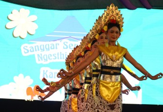 Penampilan salah satu peserta pada hari pertama pergelaran Festival SBI 2025, di Balaikota Surakarta, Jumat (9/5/2025) malam
