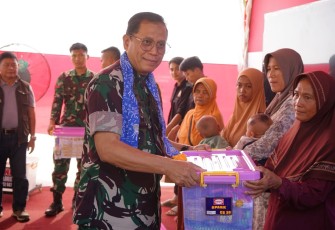Tim Wasev TMMD Ke-124 Kodim 0408/BS Berikan Sembako dan Perlengkapan Olahraga untuk Warga