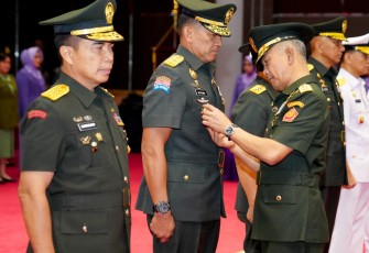 Kasum TNI Letjen TNI Richard Tampubolon mewakili Panglima TNI Jenderal TNI Agus Subiyanto, memimpin Serah Terima Jabatan (Sertijab) 6 jabatan strategis di lingkungan Mabes TNI, bertempat di Aula Gatot Subroto, Mabes TNI, Cilangkap, Jakarta Timur, Kamis (20/3/2025)