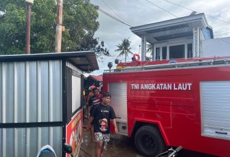 TNI AL Sigap Padamkan Kebakaran Kios Warga di Lampu Sate Merauke 