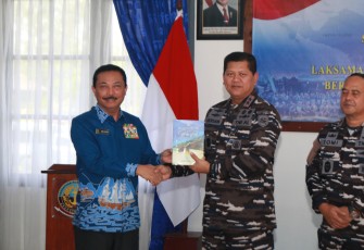 Panglima Komando Armada (Pangkoarmada) III, Laksamana Muda TNI Hersan, S.E., M.Si., didampingi Ketua Daerah Jalasenastri Armada III, Ny. Dita Hersan, menghadiri kunjungan kerja Ketua Umum Persatuan Purnawirawan Angkatan Laut (PPAL), Laksamana TNI (Purn) Siwi Sukma Adji, S.E., M.M., beserta rombongan di Biak, Sabtu ( 22/2/2025)