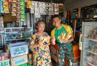 Satgas Pos Nunura Dorong Ekonomi Warga Melalui Pelatihan UMKM Kripik Pisang.