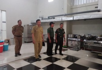 Pasiter Kodim 0806/Trenggalek, Lettu Inf M. Anwar Idris, pengecekan dilakukan dengan seksama, menyisir setiap detail fasilitas demi memastikan dapur umum ini memenuhi seluruh standar teknis dan ketentuan yang telah ditetapkan