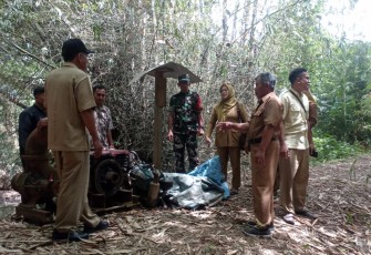 Babinsa Bendorejo Koptu Hartanto menunjukkan komitmennya dengan terjun langsung mendampingi kegiatan Monitoring dan Evaluasi (Monev) pemanfaatan pompa air dan alat mesin pertanian (Alsintan). Kegiatan strategis ini berlangsung di Desa Bendorejo, Kecamatan Pogalan, Rabu (12/2/2025)