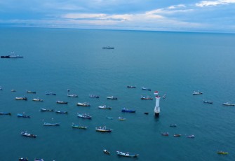 upacara pengibaran bendera Merah Putih dalam rangka HUT RI ke-80 yang digelar khidmat di Suar Karang Unarang, tepat di perbatasan Indonesia–Malaysia, Minggu (17/8).