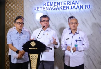 Menaker Yassierli saat memberikan keterangan pers di Jakarta 