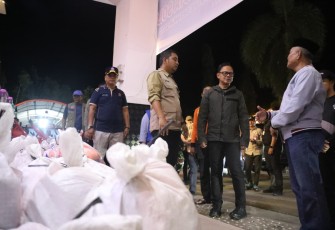 Wamendagri Bima saat Tinjau Posko Bencana di Kota Solok, Sumatera Barat (Sumbar), Senin (1/12/2025) malam.