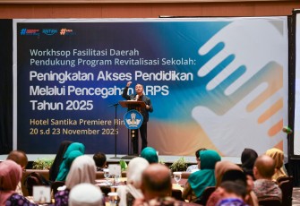 Wamen Fajar saat membuka Workshop Fasilitasi Daerah Pendukung Program Revitalisasi Sekolah yang diselenggarakan oleh Direktorat SMA Kemendikdasmen, di Kota Tangerang Selatan, Kamis malam (20/11).