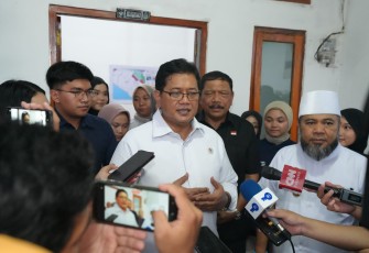 Wamen Viva Yoga saat ke Posko Tim Ekspedisi Patriot (TEP) yang berada di Desa Giri Kencana, Kecamatan Ketahun, Kabupaten Bengkulu Utara, Provinsi Bengkulu, 9/9/2025