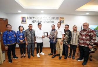 Bupati La Hamidi saat bertemu dengan Wakil Menteri Transmigrasi Viva Yoga Mauladi di Kantor Kementerian Transmigrasi (Kementrans), Kalibata, Jakarta (17/11/2025).
