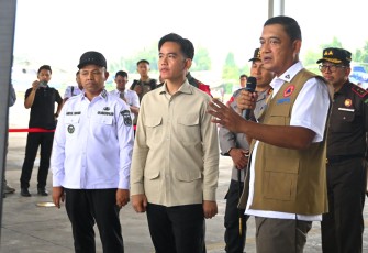 Wakil Presiden RI Gibran Rakabuming bersama Deputi Bidang Penanganan Darurat BNPB Mayjen TNI Budi Irawan (kemeja putih dengan rompi cokelat) saat meninjau penanganan karhutla di sekitar Pangkalan Udara TNI AU Roesmin Nurjadin, Pekanbaru, Senin (28/7).  Sumber foto : Biro Sekretariat Wakil Presiden RI