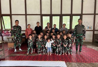 Satgas Yonzipur 5/ABW Tanamkan Cinta Tanah Air untuk Anak Usia Dini