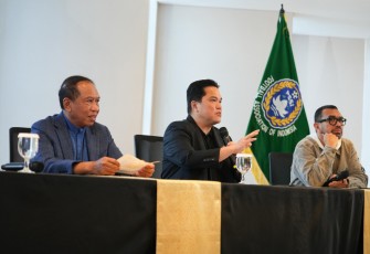 Ketum PSSI Erick Thohir saat memberikan keterangan pers di Jakarta, Selasa (25/2)