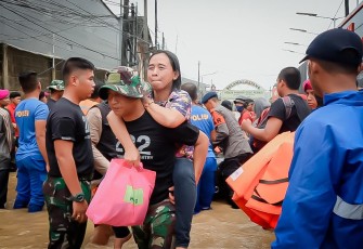 Yonif 202/Tajimalela Kerahkan Ratusan Personel dan Bangun Dapur Lapangan Bantu Korban Banjir Bekasi