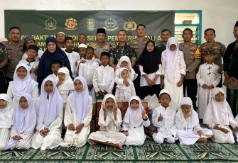 Yonkes 2 Kostrad Bersama Polresta dan Polres Malang Laksanakan Karya Bakti dan Pemberian Tali Asih