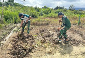 Pos Nanga Bayan Satgas Pamtas RI-Malaysia bersama-sama dengan siswa, serta staf SMP Negeri 4 bersama masyarakat sekitar menggelar kegiatan gotong royong membersihkan pangkalan asrama singgah sekolah SMP Negeri 4 Nanga Bayan, Kecamatan Nanga Bayan, Kabupaten Sintang, Selasa (18/2/2025)