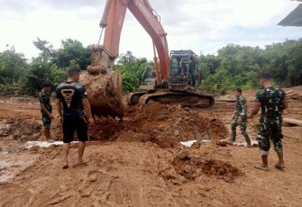 Satgas Yonzipur 5/ABW Terjunkan Alat Berat Perbaiki Jalan Perbatasan