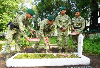 Panglima Divisi Infanteri 2 Kostrad Mayor Jenderal TNI Susilo memimpin acara ziarah Rombongan ke Taman Makam Pahlawan (TMP) Untung Suropati Kota Malang. Kegiatan ini masih dalam rangkaian kegiatan memperingati HUT ke-64 Kostrad, Rabu (26/2/2025)