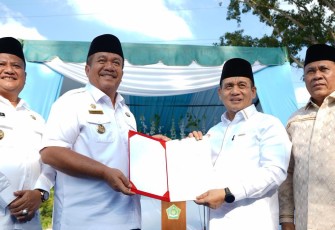 Wamenag Romo R Muhammad Syafii menerima sertifikat tanah hibah dari Bupati Asahan, Rabu (14/1)