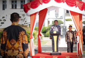 Pj Sekretaris Daerah Kabupaten Karimun, Djunaidy, menyampaikan sambutan pada peringatan Hari Keluarga Nasional (Harganas) ke-33, mengajak seluruh elemen masyarakat memperkuat ketahanan keluarga sebagai fondasi membangun generasi unggul menuju Indonesia Emas 2045.