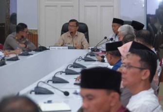Wakil Wali Kota Tanjungpinang, Raja Ariza saat memimpin rapat koordinasi yang berlangsung di ruang rapat Raja Haji Fisabilillah, Kantor Wali Kota Tanjungpinang, Selasa (3/3/2026).