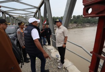Menteri Dalam Negeri (Mendagri) Muhammad Tito Karnavian selaku Ketua Satuan Tugas (Kasatgas) Percepatan Rehabilitasi dan Rekonstruksi Pascabencana Sumatera meninjau secara langsung infrastruktur jembatan di Kabupaten Bireuen, Aceh, Rabu (21/1/2026)