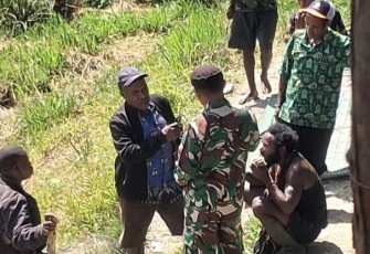 Prajurit TNI melaksanakan patroli dan pengecekan.