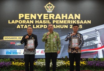 Walikota Blitar Syauqul Muhibbin Didampingi Ketua DPRD Kota Blitar Syahrul Alim Terima Penghargaan dari BPK RI Atas Peraihan Opini WTP ke-16 Kalinya. (Foto : Pemkot Blitar)