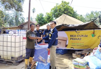 Tim Bea Cukai Peduli saat Salurkan Bantuan di Kampung Air Tenang