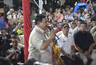 Presiden RI Prabowo Subianto saat menyambut Tahun Baru 2026 bersama warga terdampak bencana Alam Banjir bandang dan tanah longsor di Posko pengungsian Desa Batu Hula, kec Batang Toru Kabupaten Tapsel Sumatera Utara (31/12/2025)